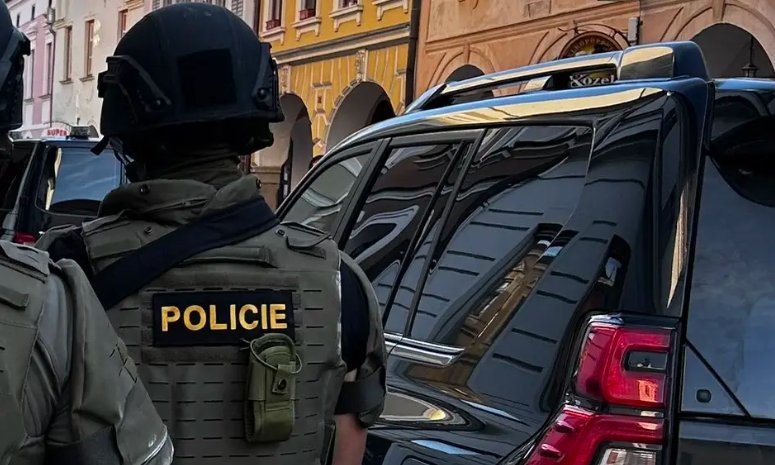 Вооруженный ножом мужчина напал на женщину в Тршебони: полиция применила оружие