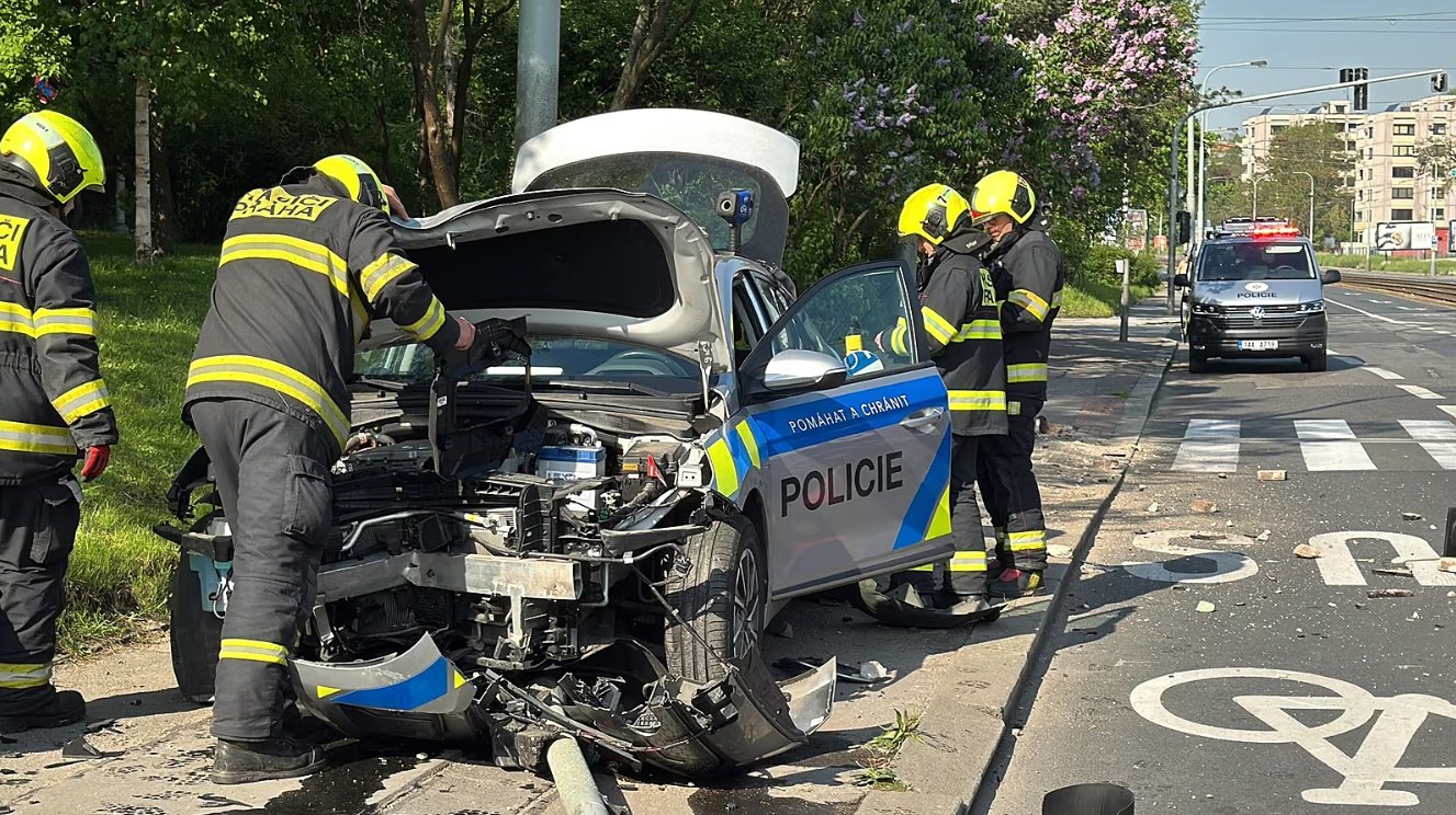 Авария с участием полиции в Праге — автомобиль врезался в светофор