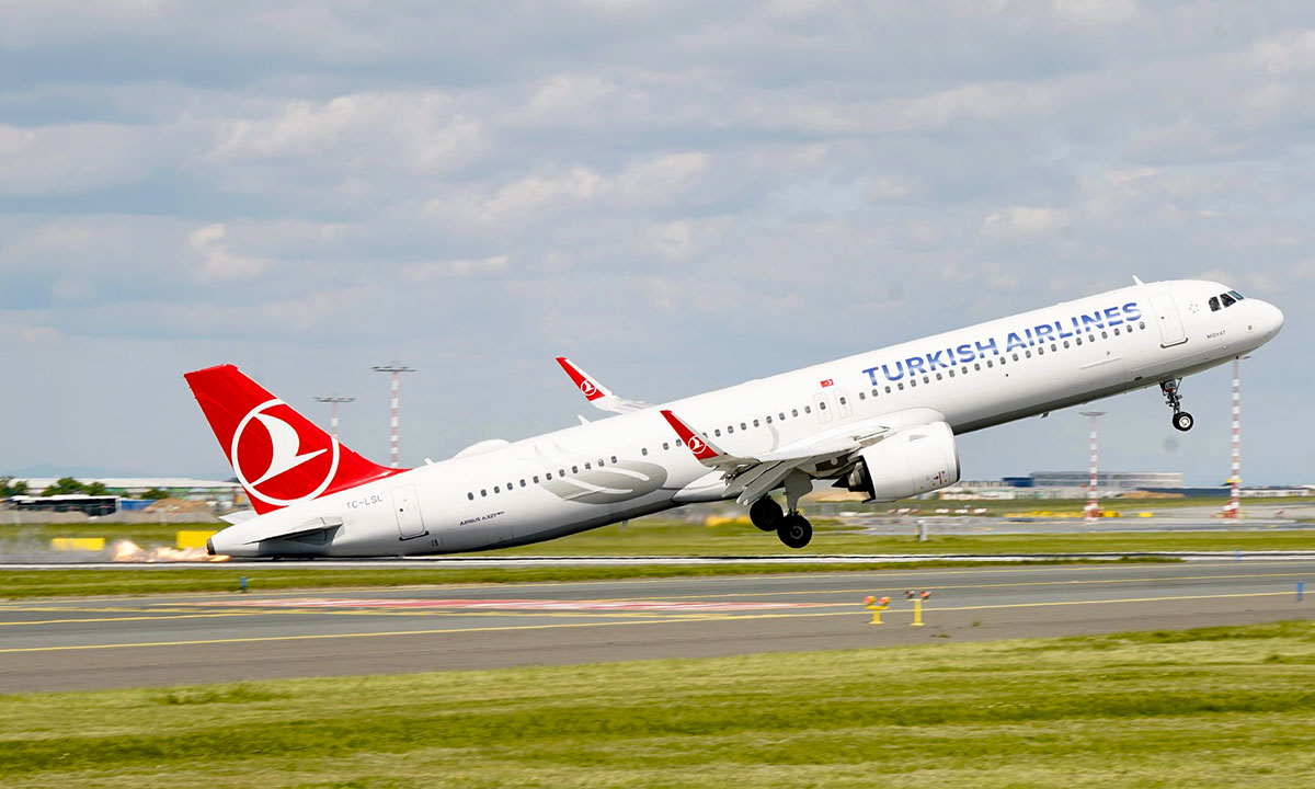 Инцидент в аэропорту Праги: самолет Turkish Airlines задел хвостом полосу при посадке