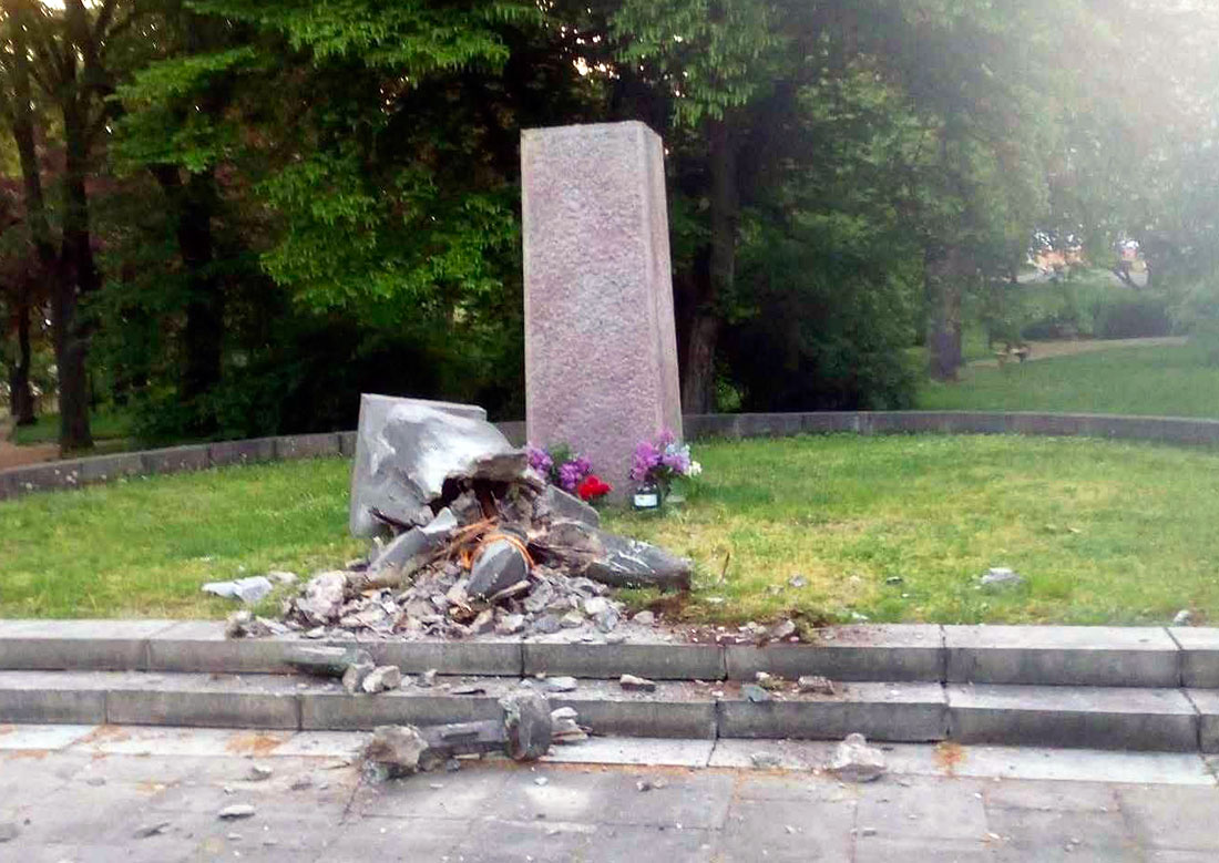 Вандалы разрушили памятник красноармейцам в Теплице: реакция властей и жителей