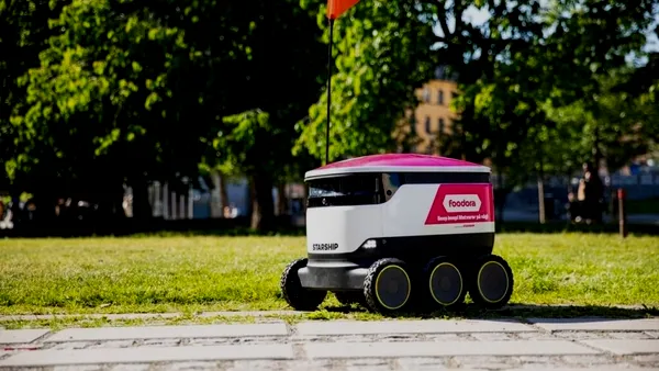 В пражском Карлине начнут доставлять еду роботы Foodora